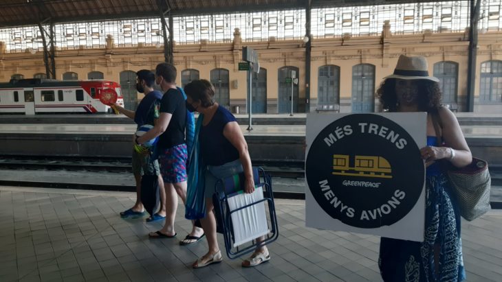 voluntarios greenpeace valencia más trenes menos aviones