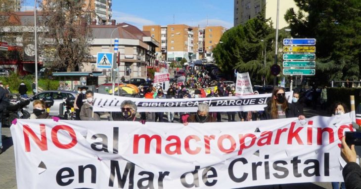 Manifestación de los vecinos del barrio de Hortaleza, en Madrid, para reclamar la apertura de una biblioteca en lugar de un macroparking