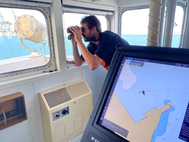 Un miembro de la tripulación del Esperanza, en el puerto de Sagunto, durante la protesta contra el gas fósil.