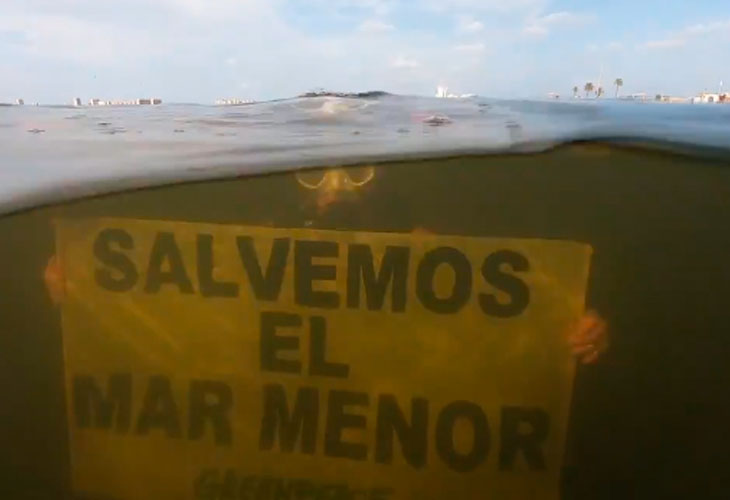 Greenpeace con una pancarta salvemos el Mar Menor