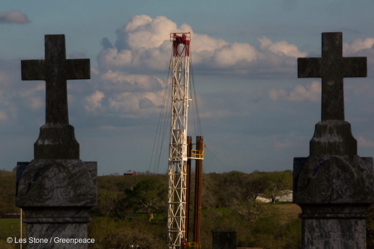 Instalación de fracking junto a un cementerio en Texas, EEUU.