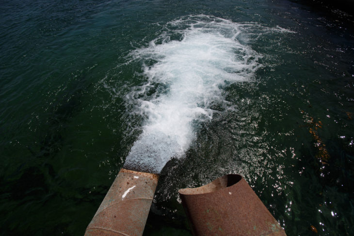 Agua procedente de pozos que rellena balsa de riego en Tobarra.