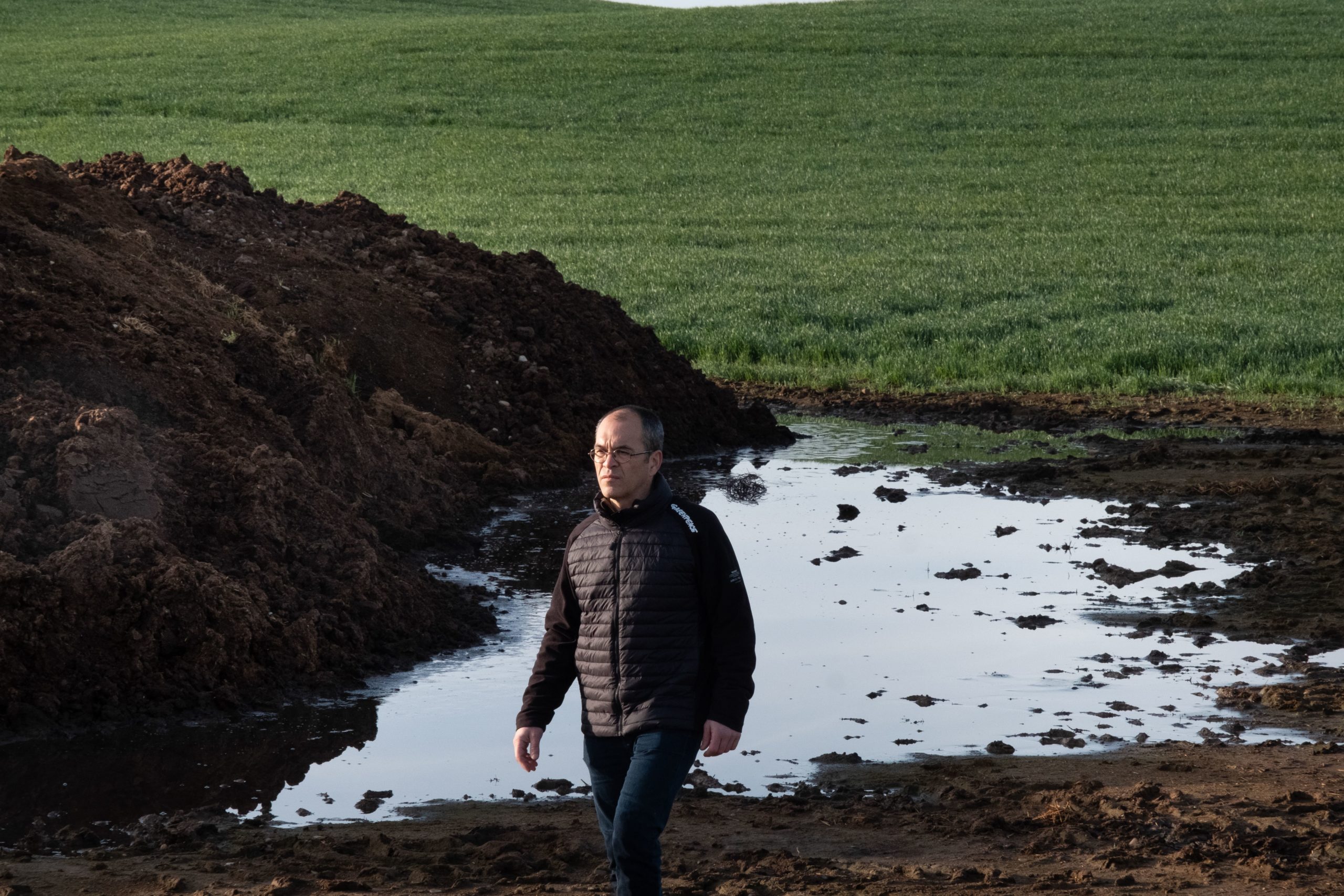 Luis Ferreirim durante la investigación en el entorno de la macrogranja de Valle de Odieta en Caparroso, Navarra. ©Greenpeace /Pedro Armestre