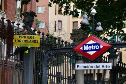 Un tiburón de 5 metros denuncia el 'bluewashing' del Gobierno en el Día de los Océanos. Greenpeace / Pedro Armestre