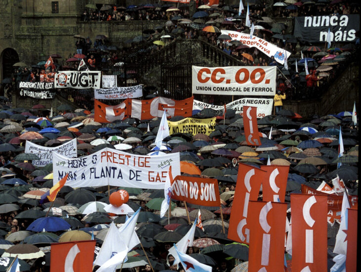 Entre 150.000 y 200.000 personas se manifiestan en Santiago de Compostela contra el vertido del petrolero Prestige.