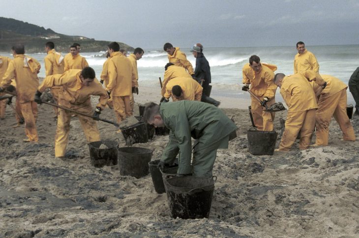 Prestige: limpieza playa de Barra, Pontevedra