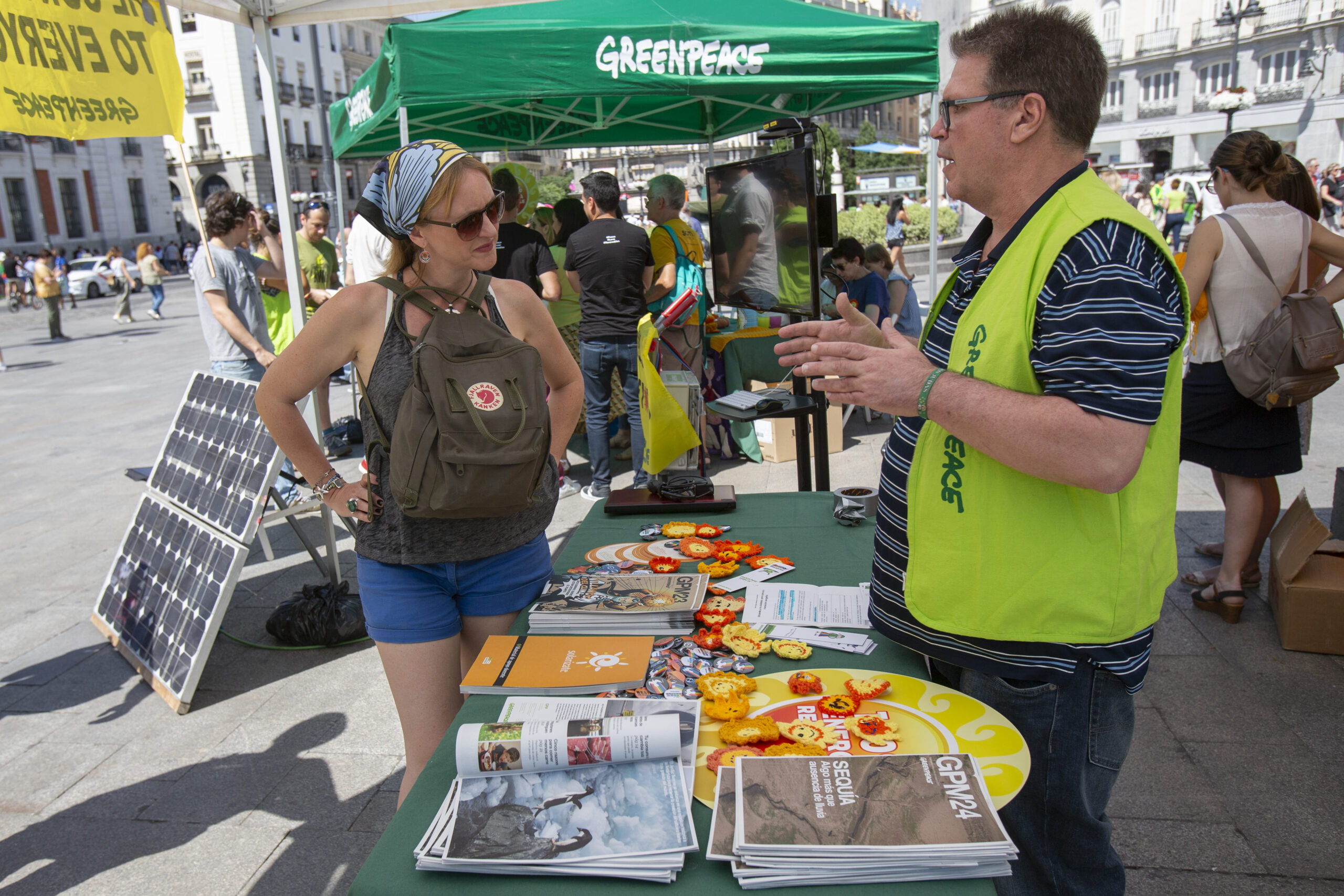 Mesa informativa sobre renovables en Puerta del Sol
