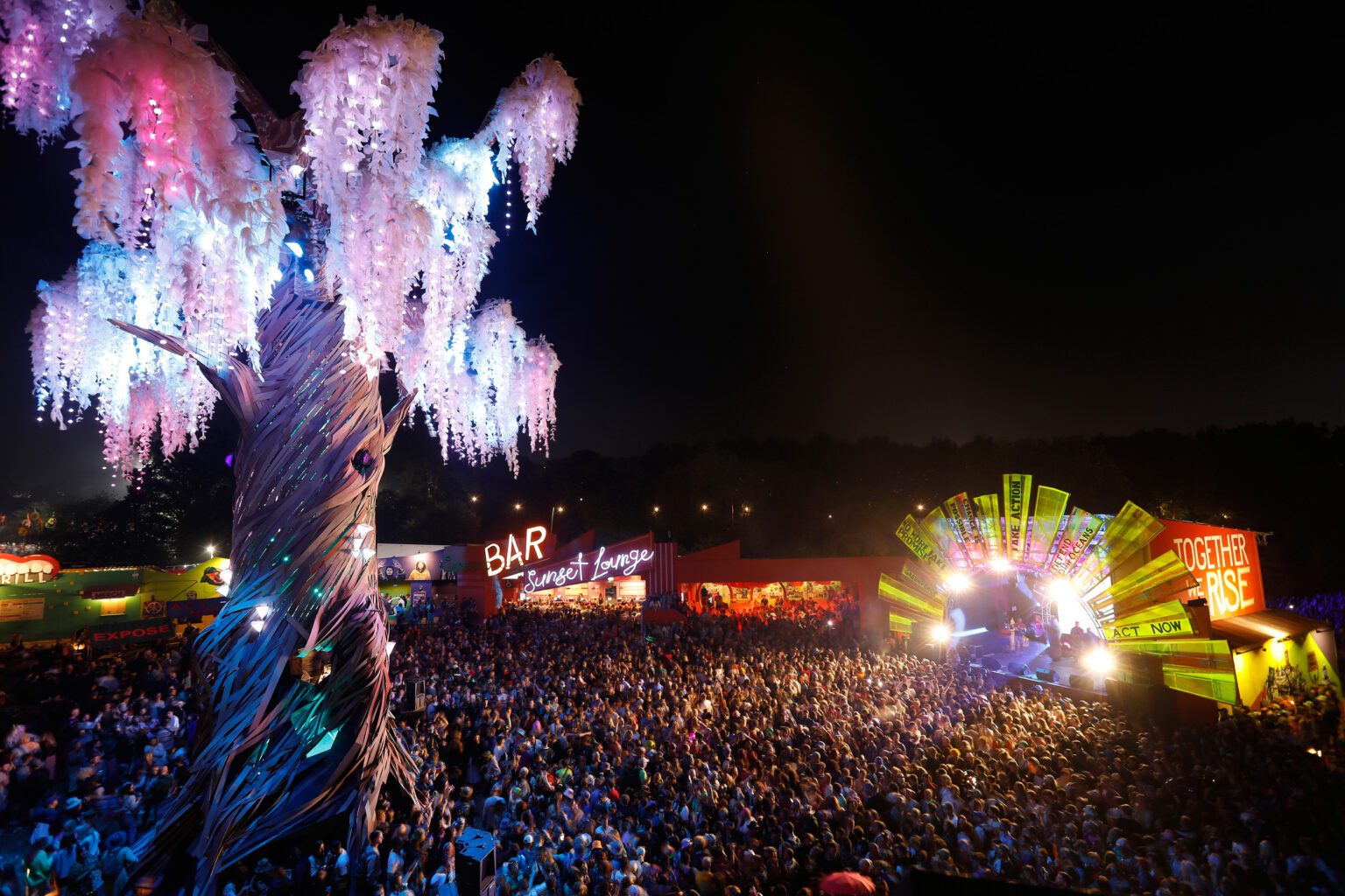 El árbol de la rave en la zona Greenpeace en el Glastonbury 2022. © Alex Stoneman / Greenpeace