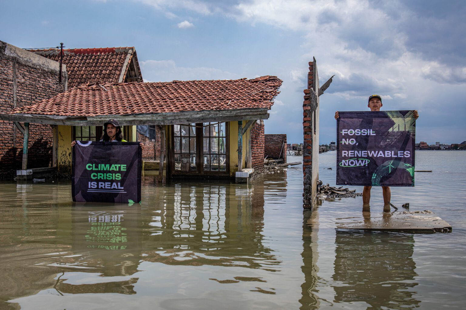 Activistas protestan en Java Central, Indonesia. El pueblo de Timbulsoko estaba rodeado de tierras de cultivo hace 30 años. Hoy está totalmente sumergido por el agua debido a una combinación de aumento del nivel del mar, hundimiento de la tierra y cambio climático. © Aji Styawan / Greenpeace