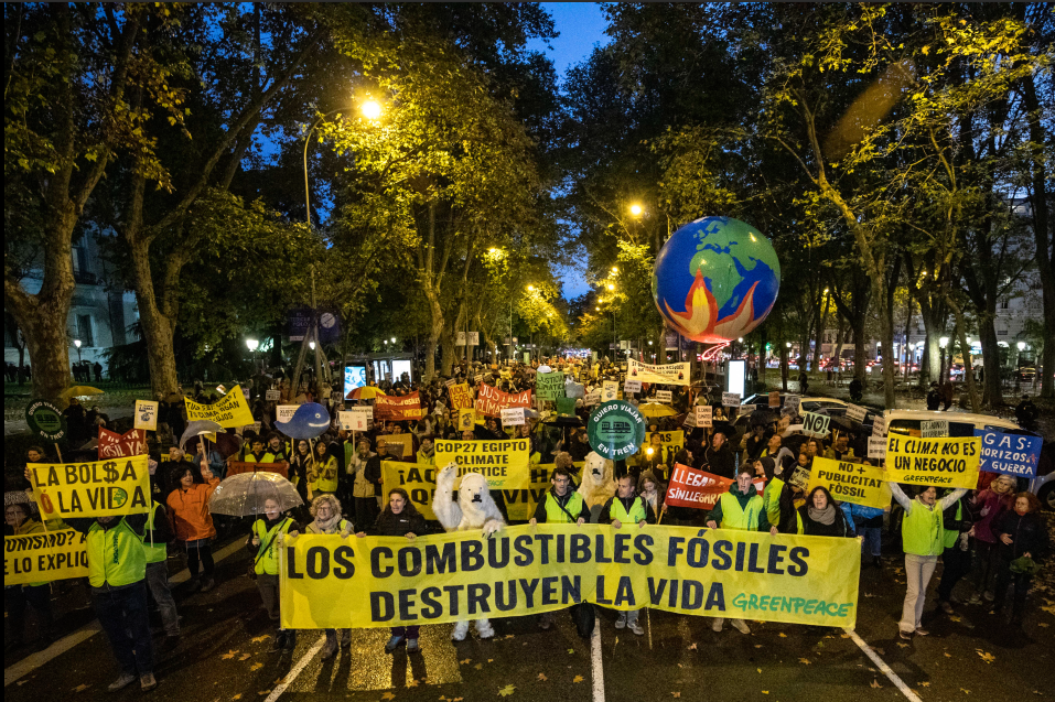 La protesta climática en Madrid durante la COP27 mostró solidaridad con las comunidades que enfrentan los peores impactos climáticos. ©Pablo Blazquez / Greenpeace
