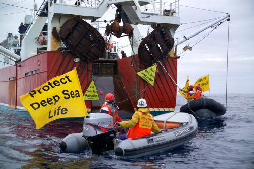 Acción de Greenpeace contra la pesca de arrastre