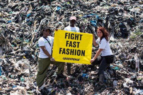 montañas de ropa al océano