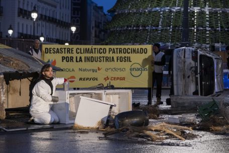 accion de Greenpeace contra las industrias fósiles