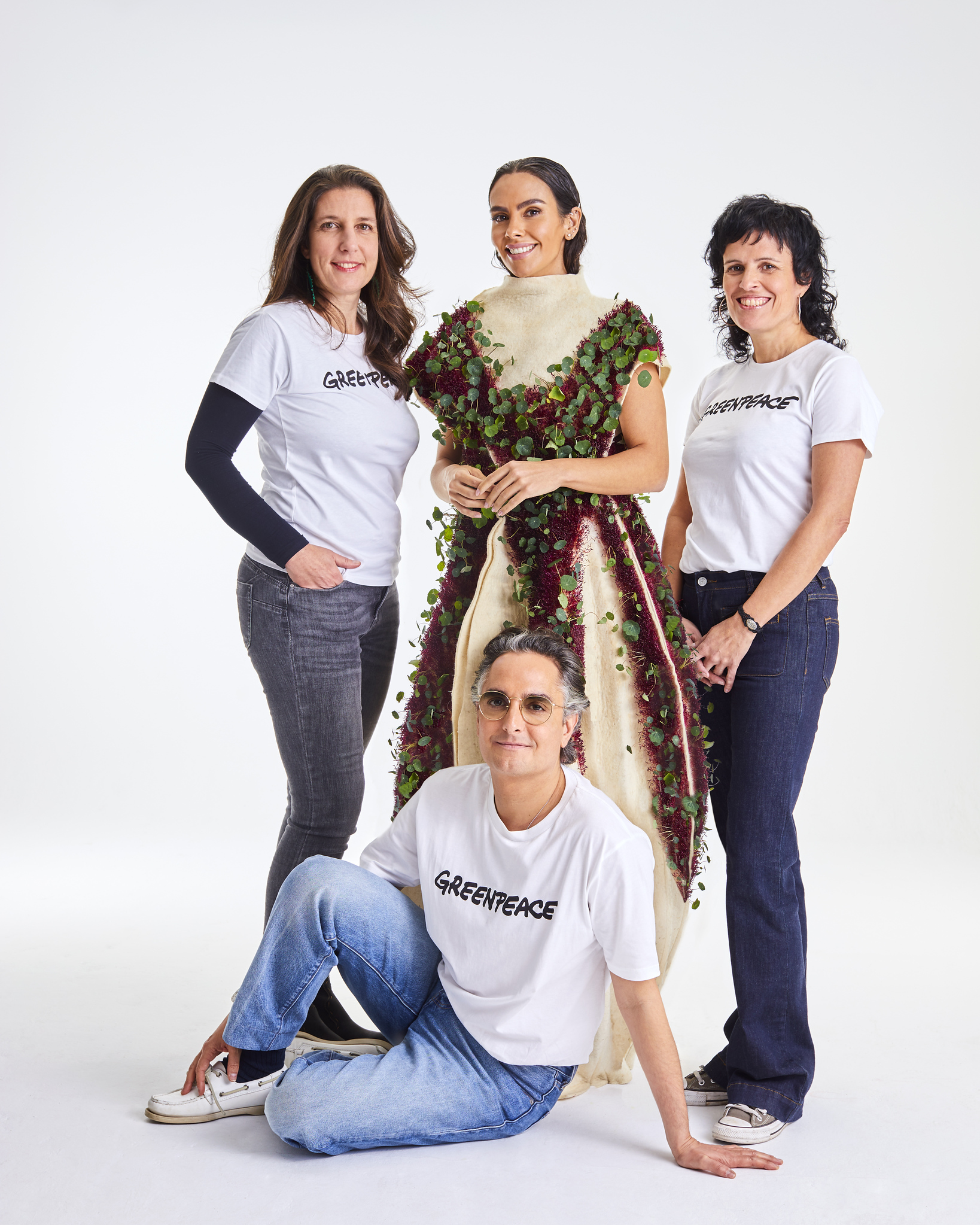 Cristina Pedroche y Greenpeace se unen para dar la bienvenida a 2024, celebrar la vida y visibilizar la necesidad de proteger el agua, el recurso más preciado para nuestra existencia y la de las futuras generaciones. Eva Saldaña, directora ejecutiva de Greenpeace España; Cristina Pedroche; Edurne Rubio, directora de Comunicación y Márketing de Greenpeace España, y Josie, director creativo.