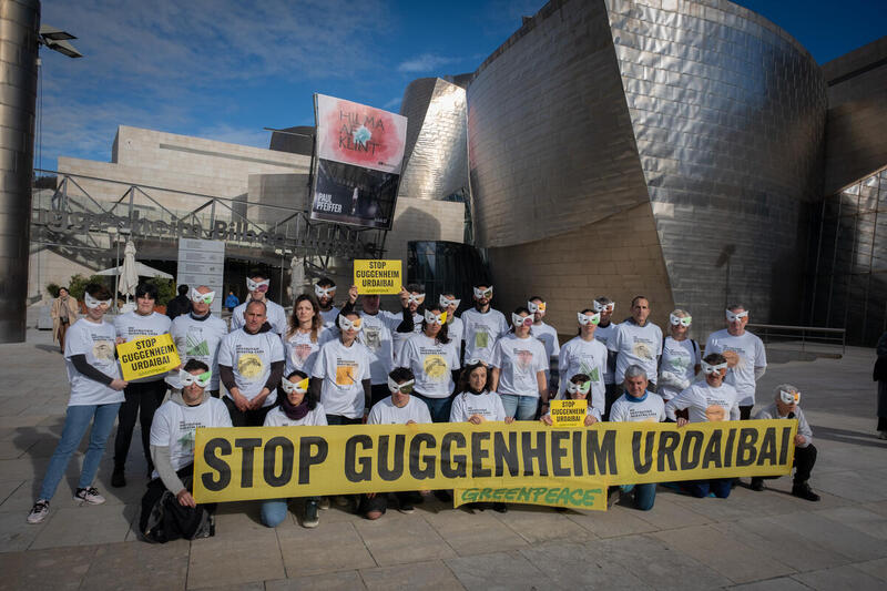 Manifestación en contra de Urdaibai frente al Museo Guggenheim de Bilbao