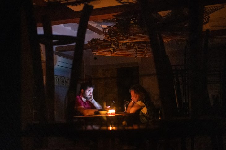 Personas a oscuras durante el apagón