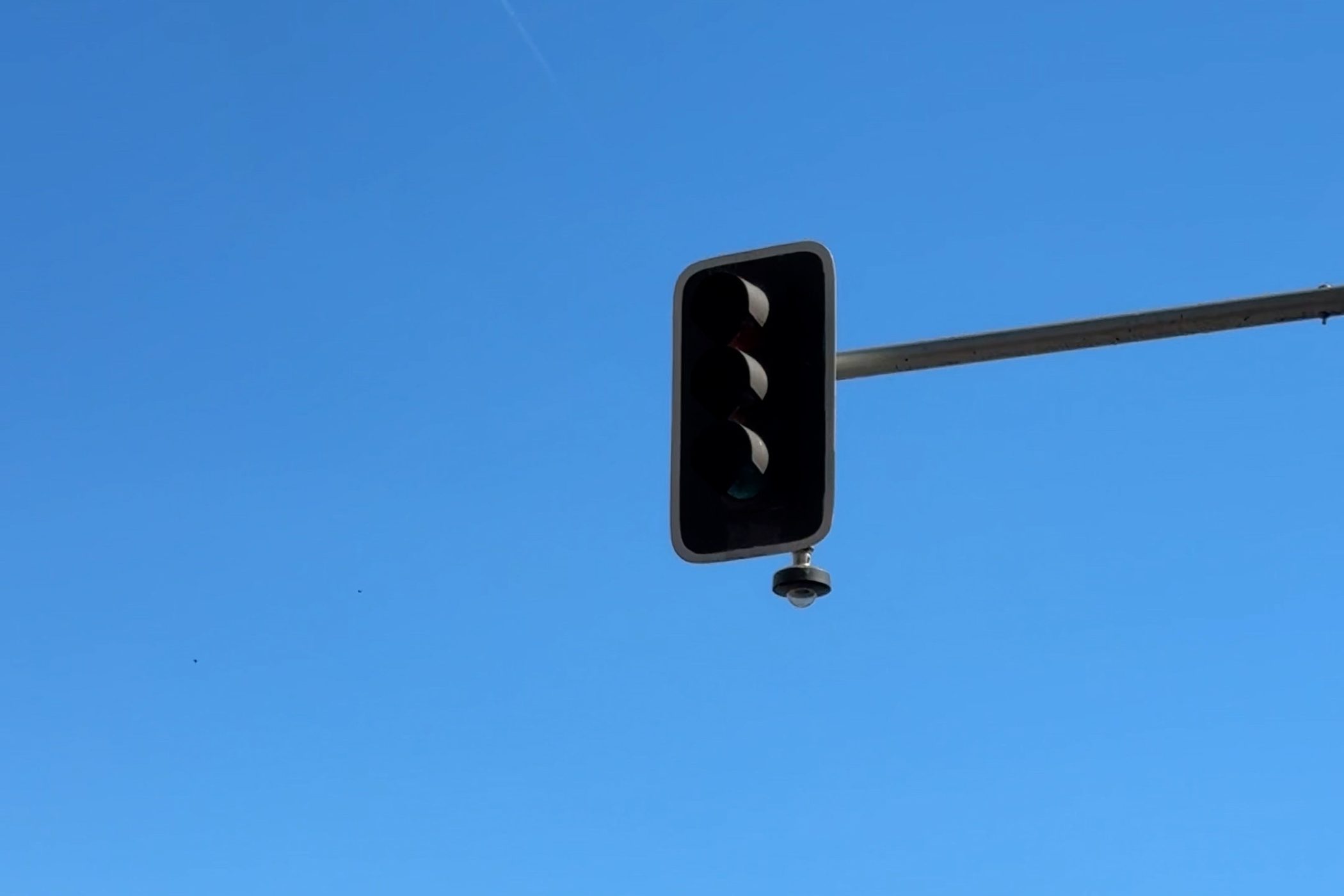 Semáforo inutilizado en una calle de Madrid durante el gran apagón del 28 de abril de 2025.