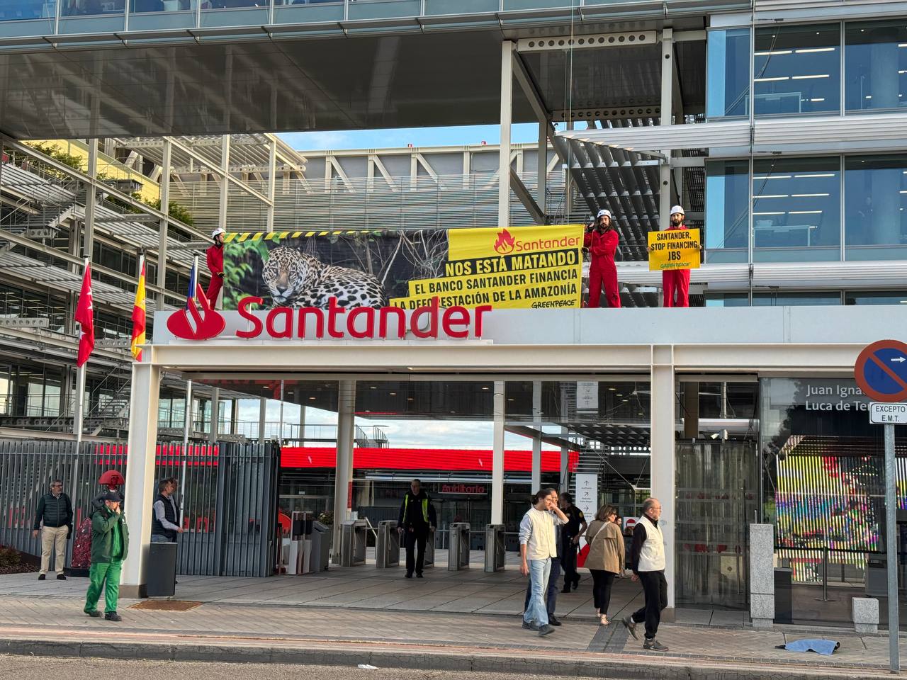Acción de protesta contra el banco Santander en Madrid. Greenpeace pide que deje de financiar a JBS, la mayor cárnica del mundo y una de las mayores causantes de deforestación de la Amazonía.