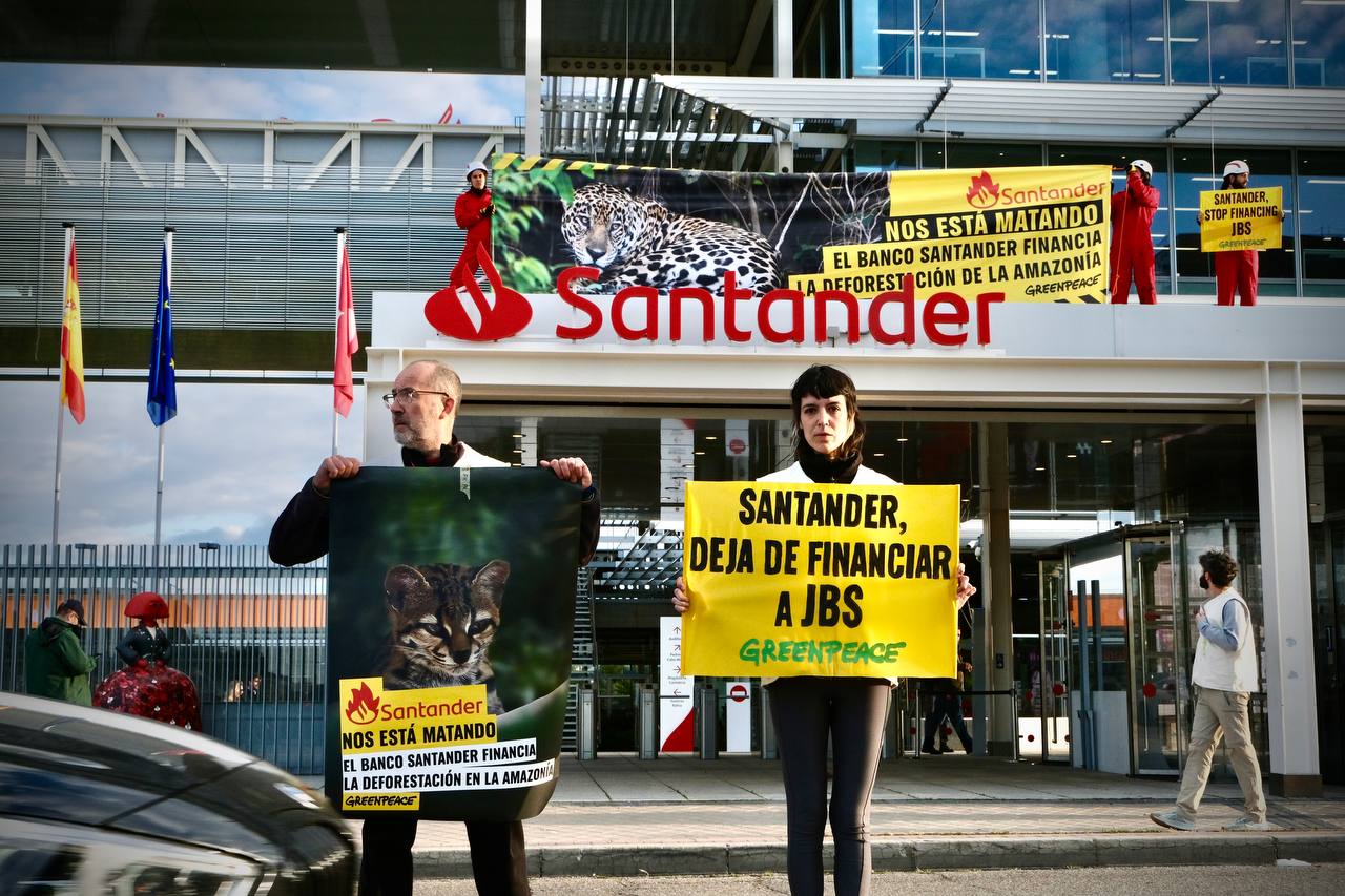 Acción de protesta contra el banco Santander en Madrid. Greenpeace pide que deje de financiar a JBS, la mayor cárnica del mundo y una de las mayores causantes de deforestación de la Amazonía.