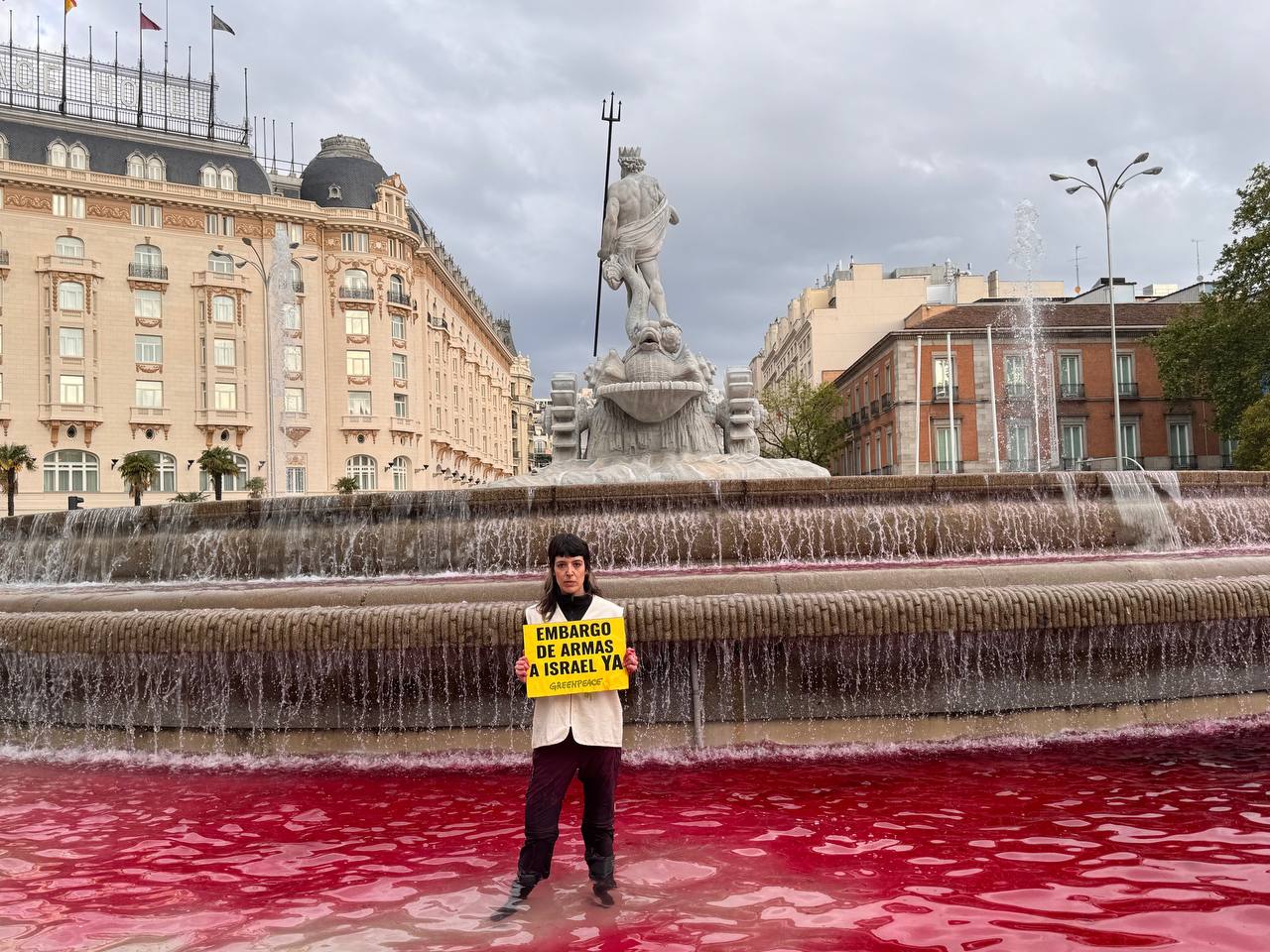 Fuente de Neptuno, teñida de rojo para marcar el corazón de la manifestación del 10 d e mayo en Madrid contra el genocidio en Gaza.