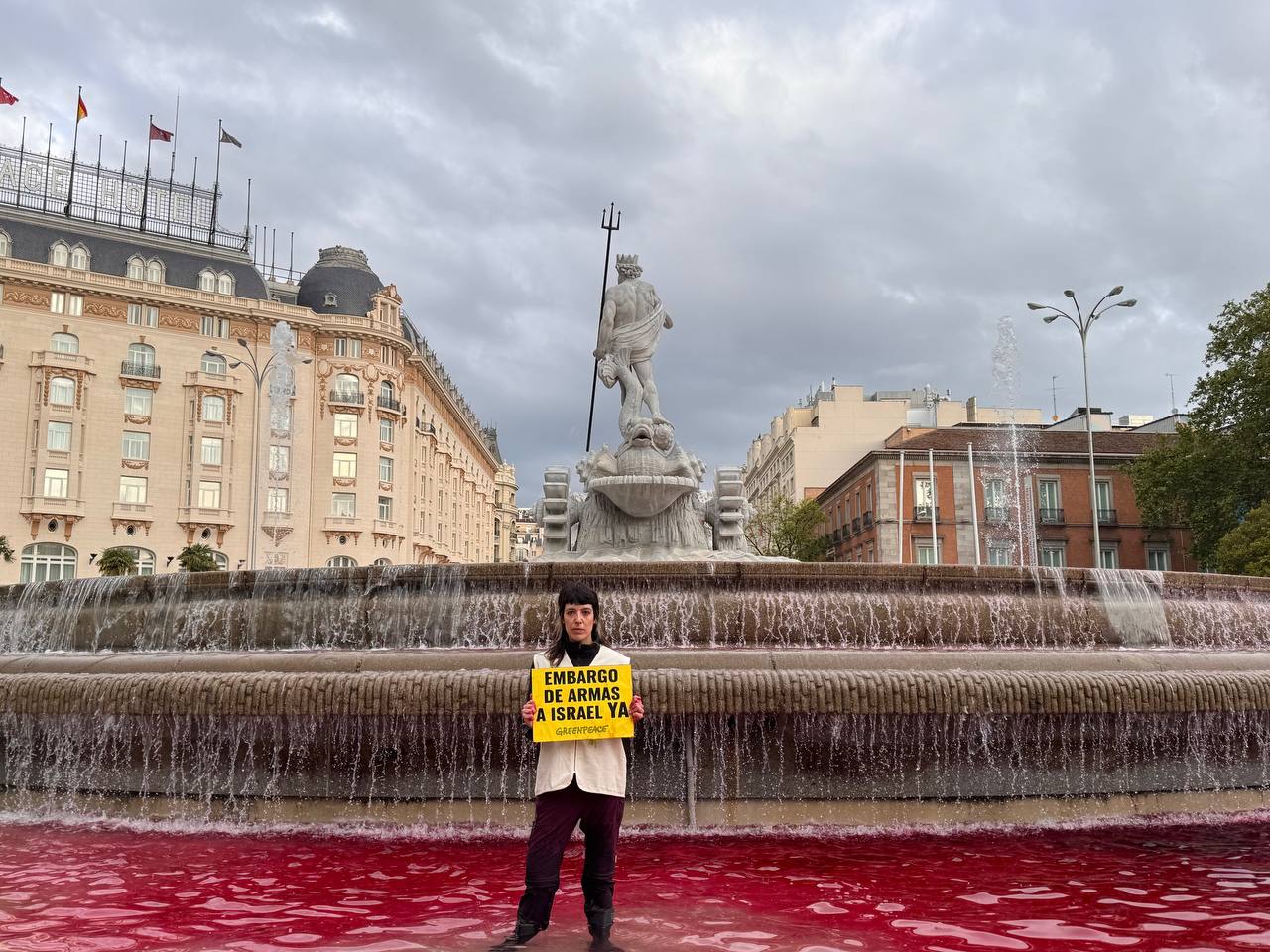 Fuente de Neptuno, teñida de rojo para marcar el corazón de la manifestación del 10 d e mayo en Madrid contra el genocidio en Gaza.