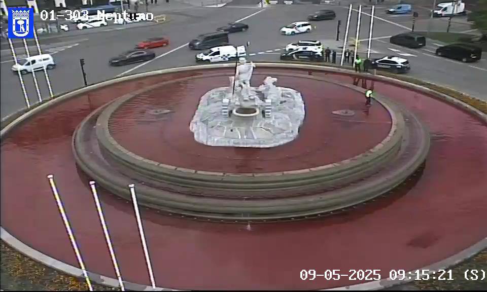 Fuente de Neptuno, teñida de rojo para marcar el corazón de la manifestación del 10 d e mayo en Madrid contra el genocidio en Gaza.