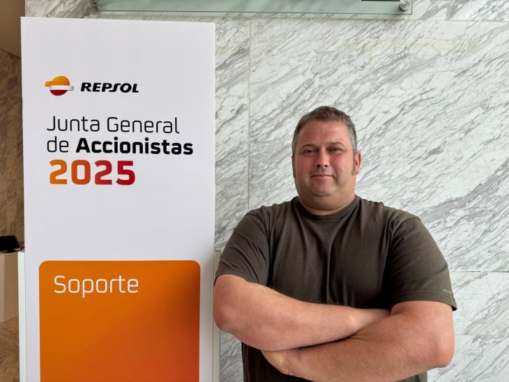 Ximo Herrero, labrador valenciano afectado por la DANA, ha participado de la mano de Greenpeace para denunciar el impacto de las empresas fósiles como Repsol y exigir a la compañía que pague por los daños causados