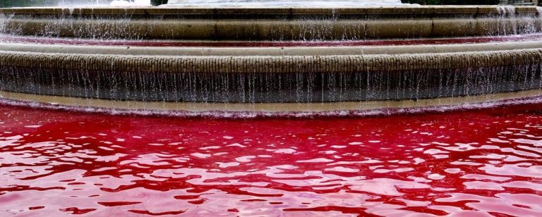 Fuente de Neptuno, teñida de rojo para marcar el corazón de la manifestación del 10 d e mayo en Madrid contra el genocidio en Gaza.