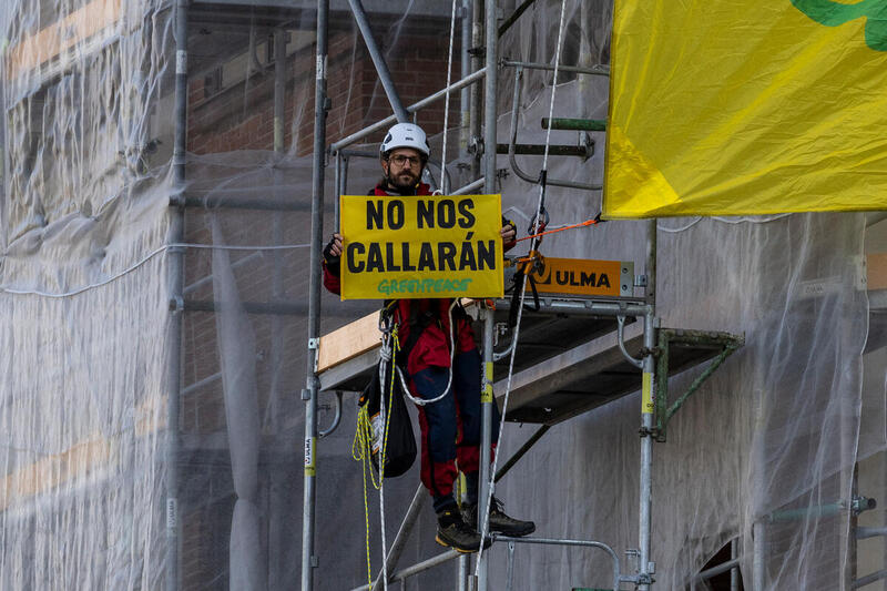 “No nos callarán”: Greenpeace despliega una enorme pancarta frente a la embajada de Estados Unidos en Madrid contra la SLAPP de la petrolera Energy Transfer © Greenpeace