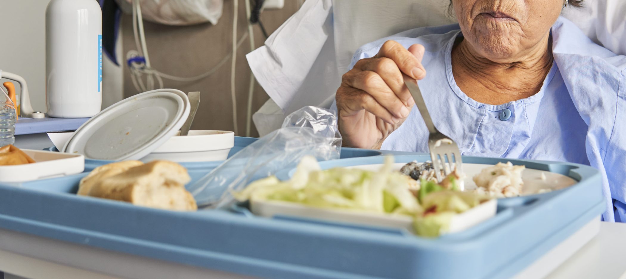 Paciente de un hospital ante su bandeja de comida.