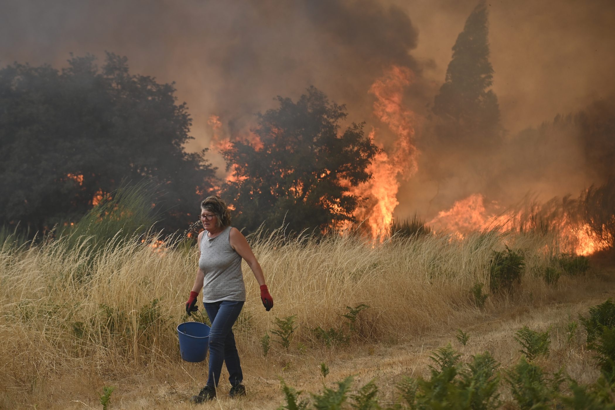Una vecina apagando un incendio en Santa Baia de Montes - Cualedro