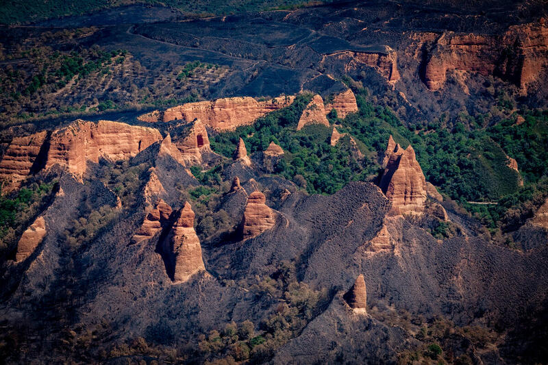 El paisaje incendiado de Las Médulas, Patrimonio de la Humanidad por la UNESCO.