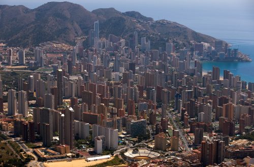 Vista aérea de la edificación en Benidorm, situada a orillas del mar Mediterráneo, en la comarca de la Marina Baja.