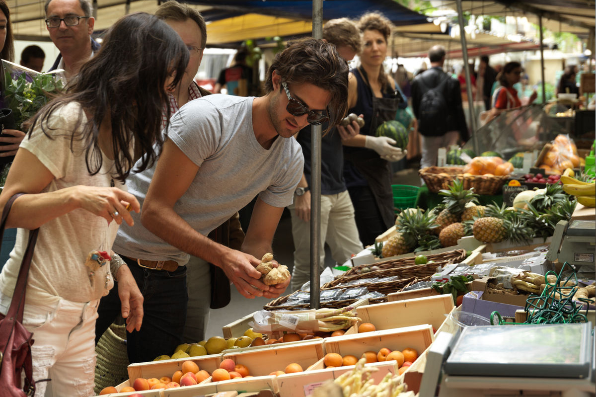 pareja mercado -  consumo responsable frutas y verduras