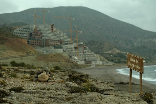 Hotel en la playa de El Algarrobico, Carboneras.